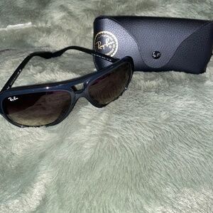 Very Good condition Ray Ban unisex sunglasses